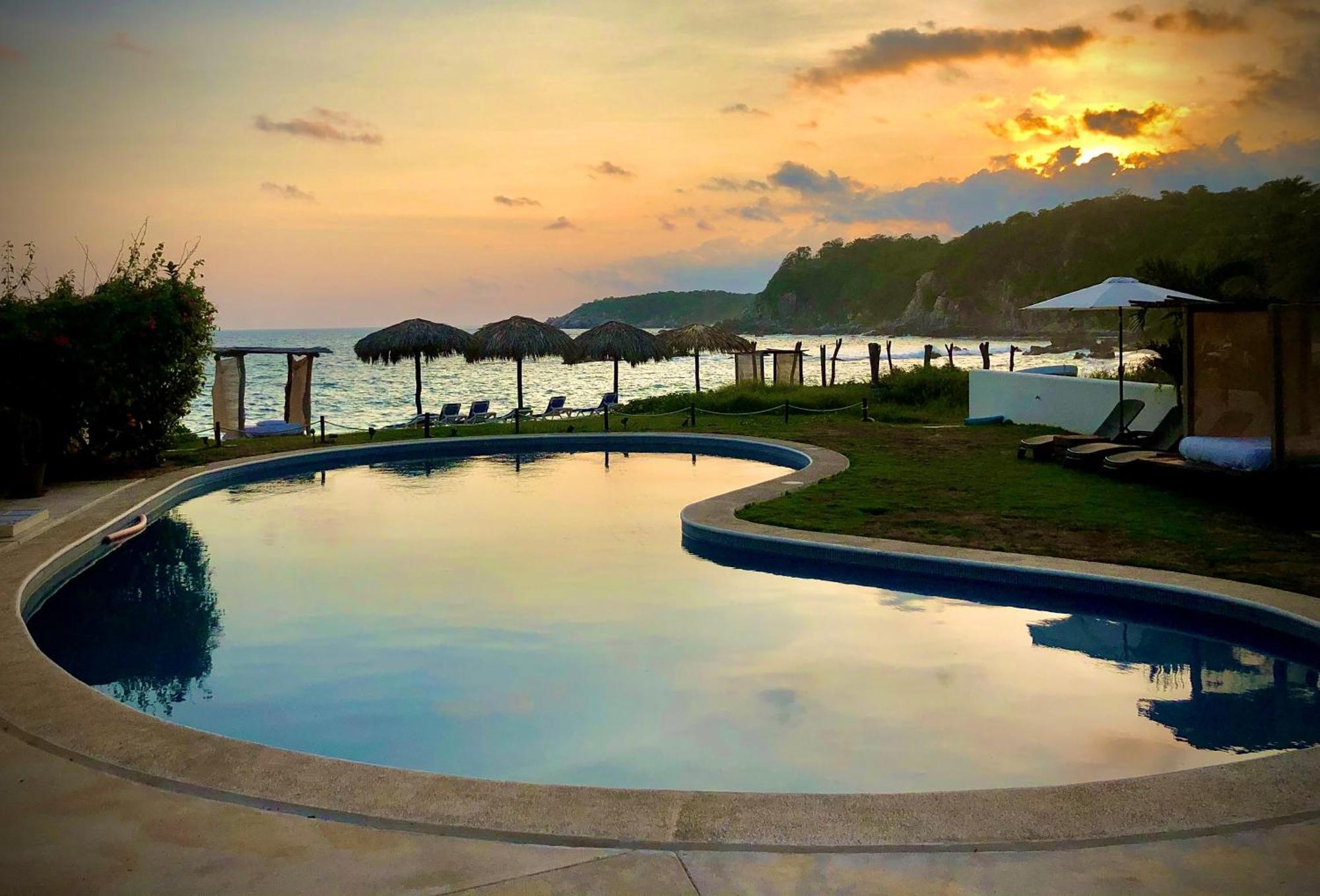 Manta Raya Hotel - Right On The Beach Cuatunalco المظهر الخارجي الصورة