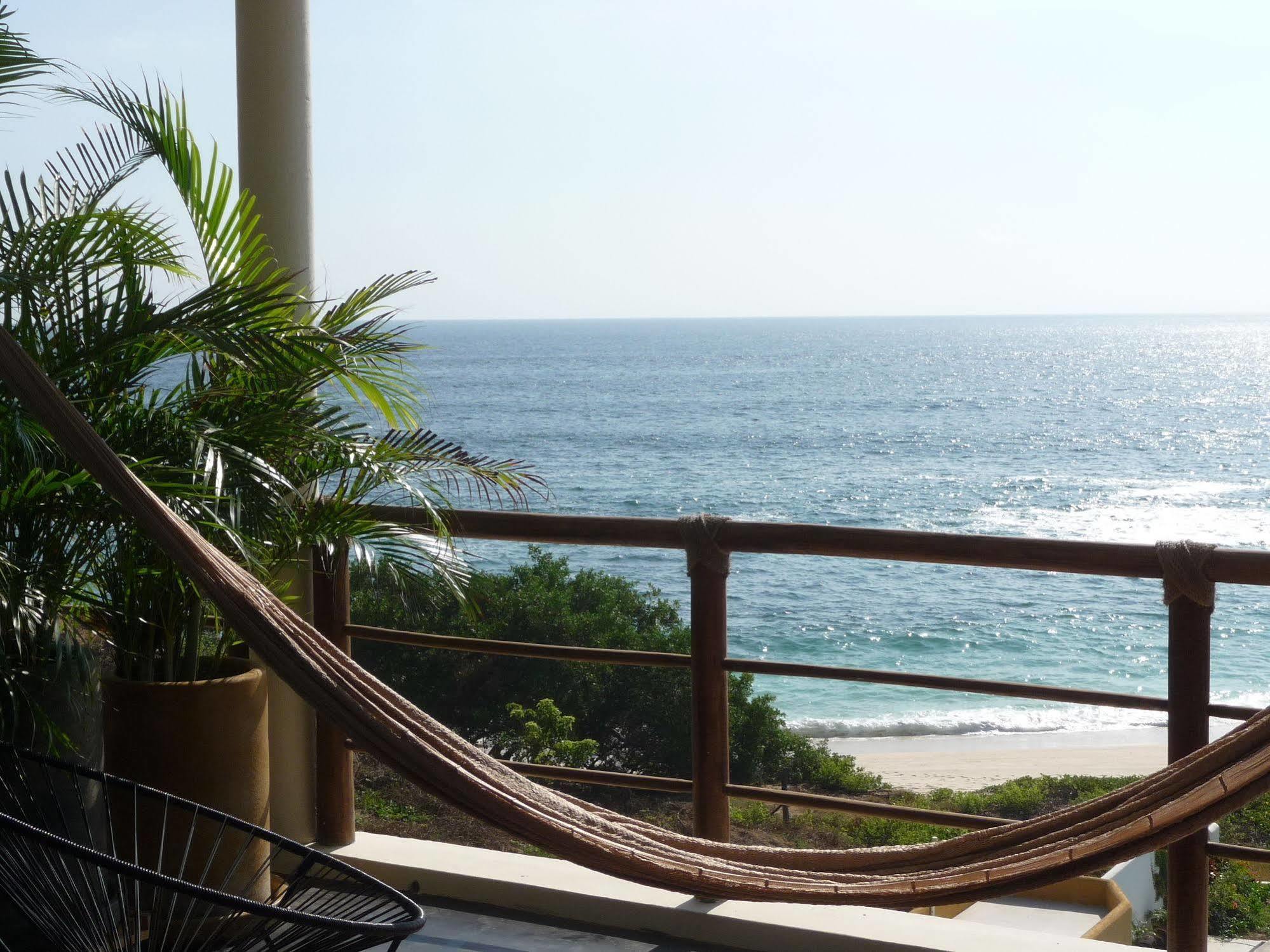 Manta Raya Hotel - Right On The Beach Cuatunalco المظهر الخارجي الصورة